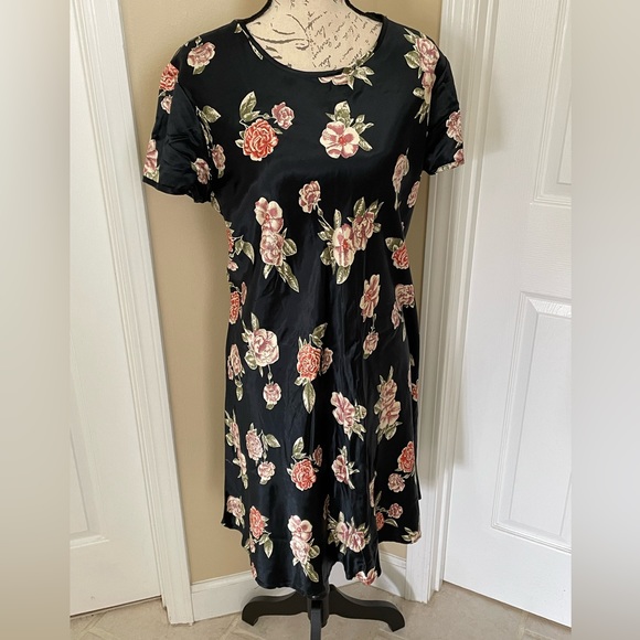 RJ Stevens Woman| Gorgeous Black & Red Roses Satiny Finish Fit & Flair Dress - Picture 5 of 8